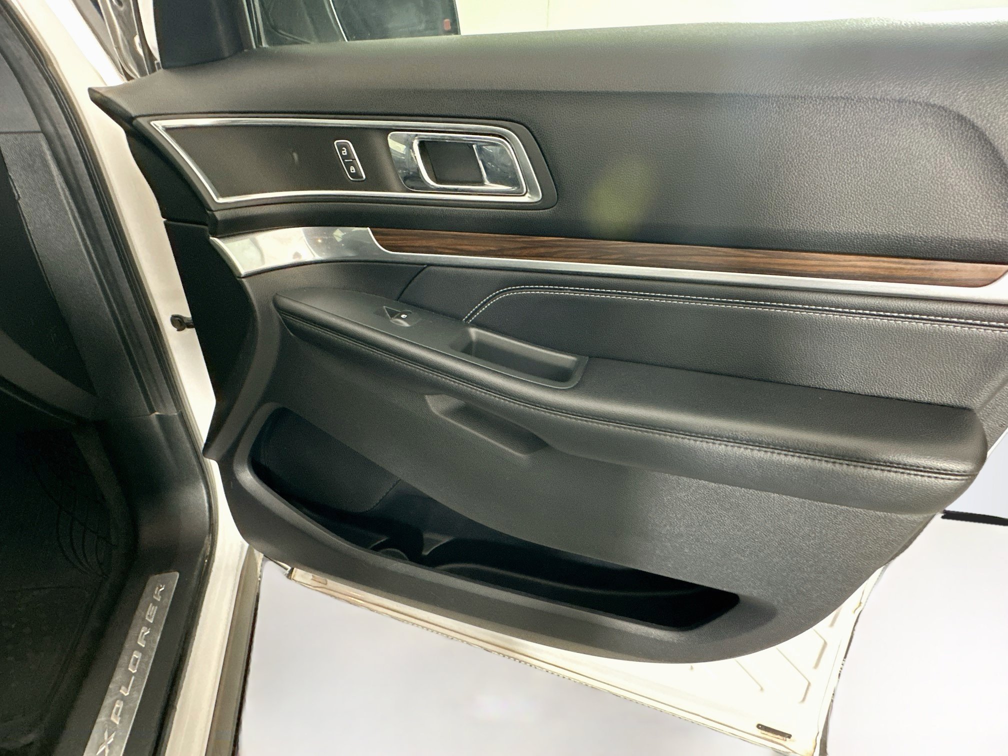 Used 2018 Ford Explorer Limited w/ Equipment Group 301A FWD image 34