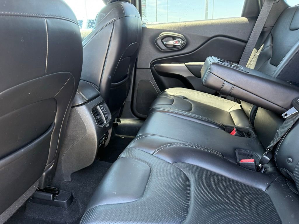 Used 2019 Jeep Cherokee Limited AWD/4WD image 16