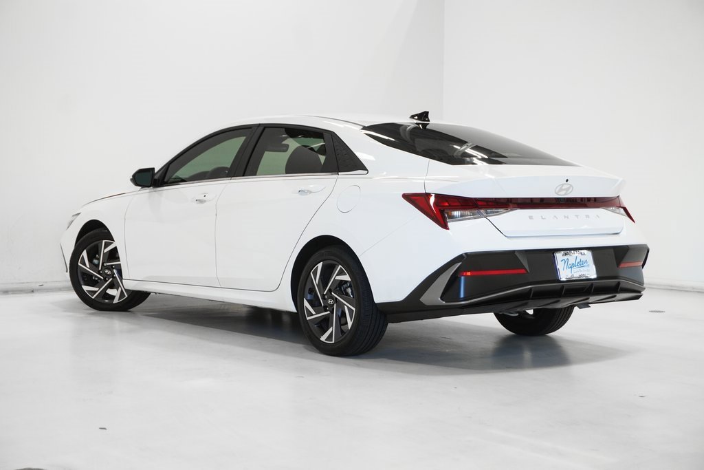 Used 2025 Hyundai Elantra SEL w/ Cargo Package image 5