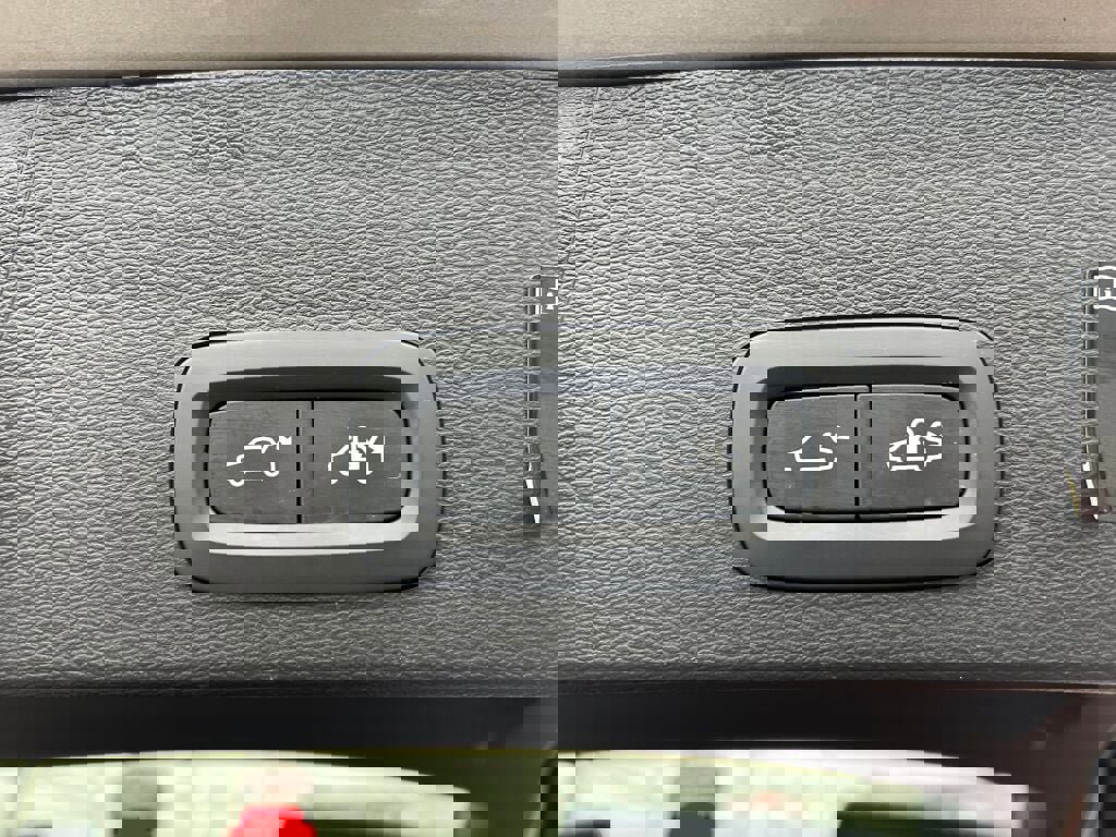 Used 2022 Volvo XC40 T5 R-Design w/ Advanced Package image 34