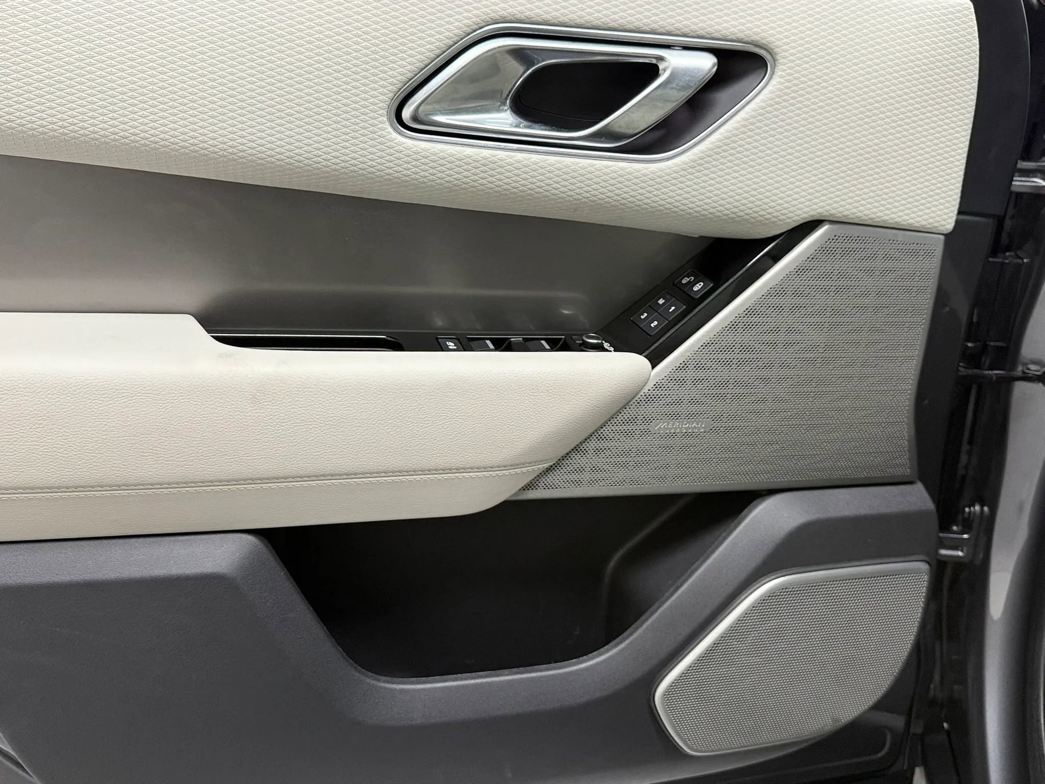 Used 2018 Land Rover Range Rover Velar R-Dynamic SE image 23