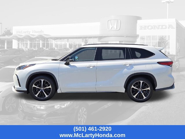 Used 2021 Toyota Highlander XSE FWD image 2