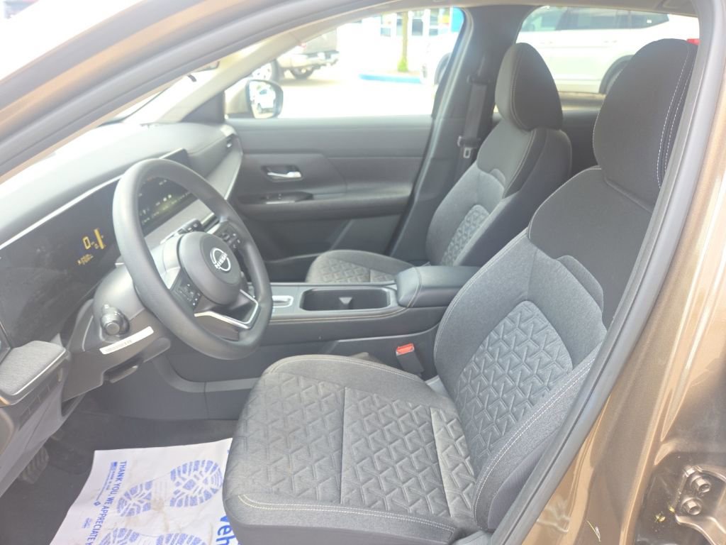 Used 2025 Nissan Kicks SV AWD/4WD image 13