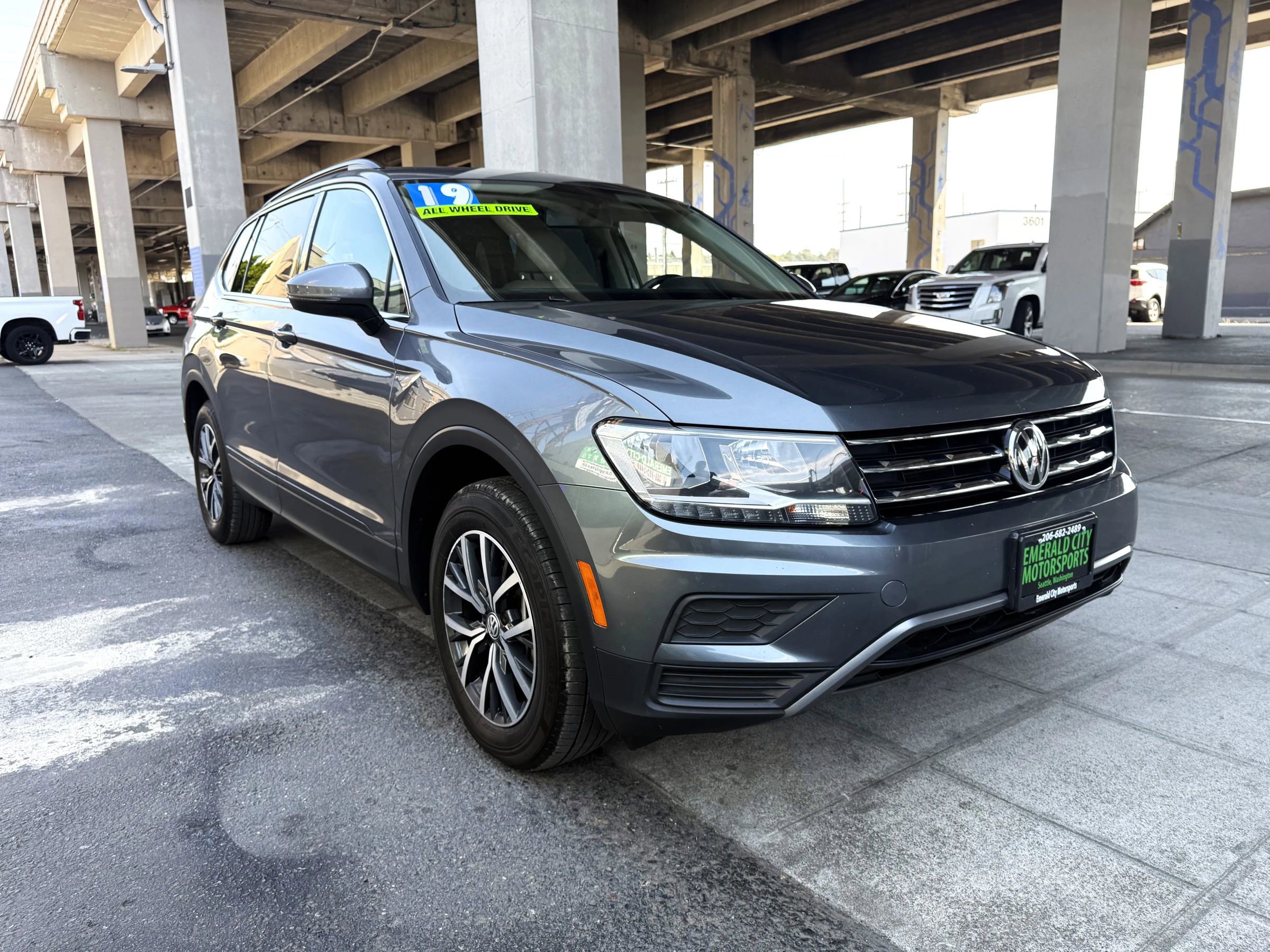 Used 2019 Volkswagen Tiguan SE w/ Panoramic Sunroof Package image 3