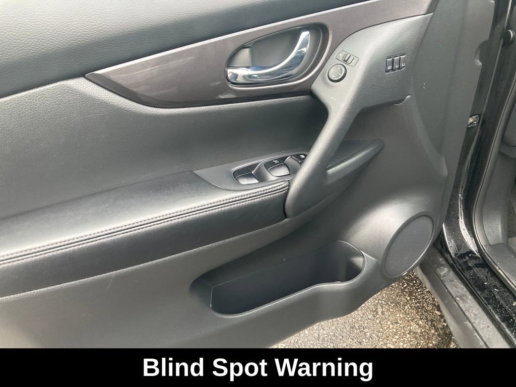 Used 2018 Nissan Rogue SV w/ Premium Package image 13