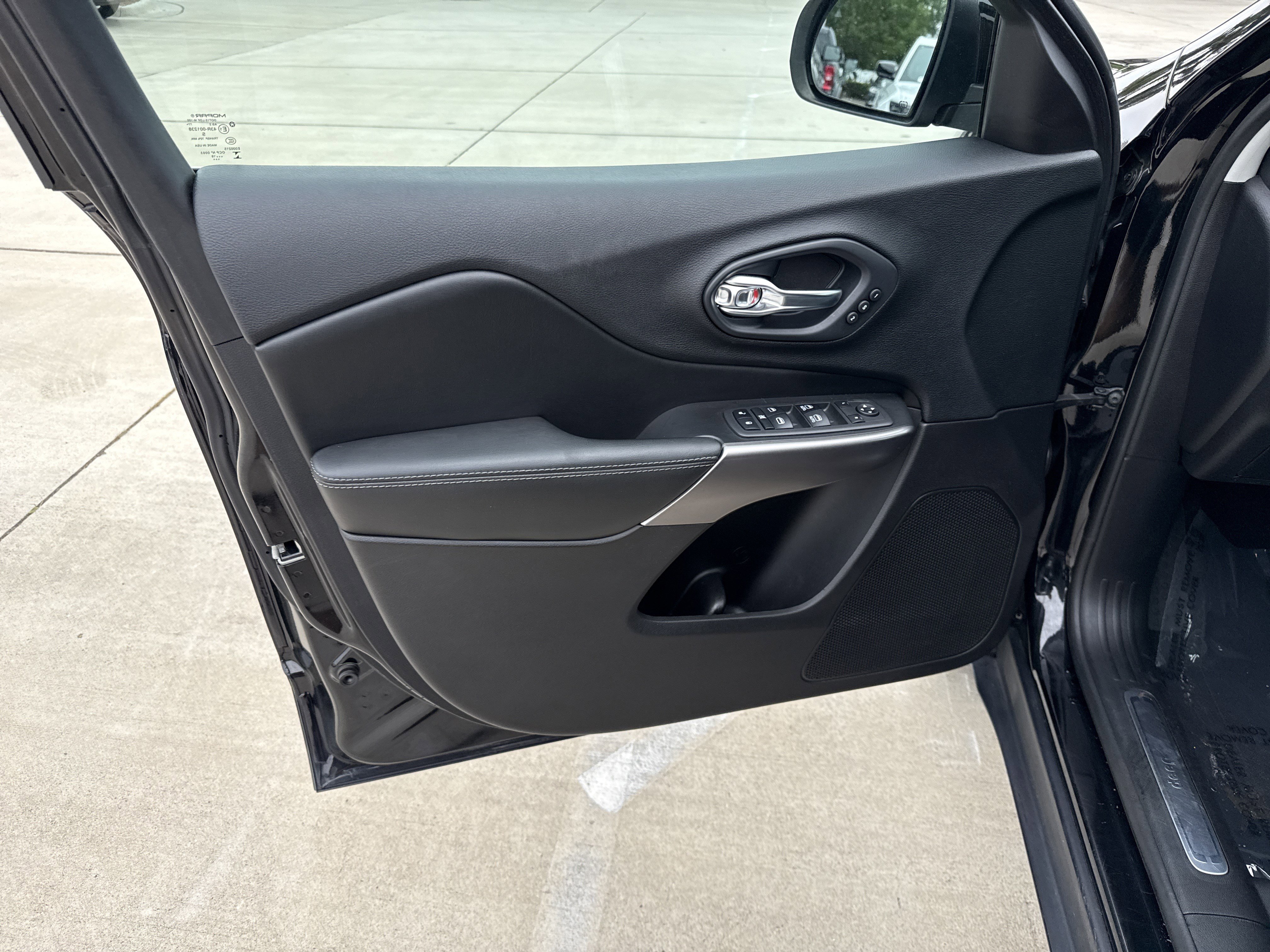 Used 2019 Jeep Cherokee Limited AWD/4WD image 14