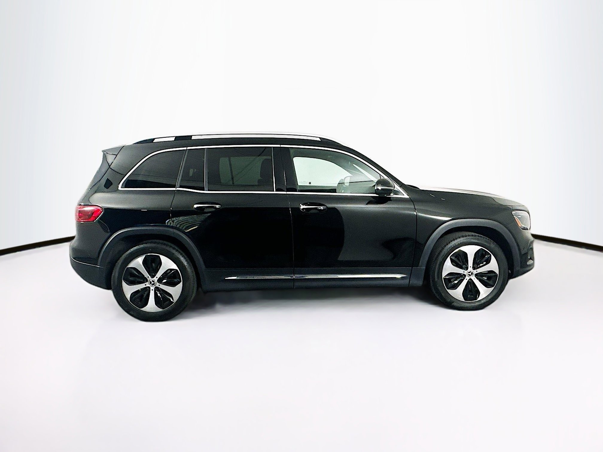 Used 2025 Mercedes-Benz GLB 250 4MATIC image 10