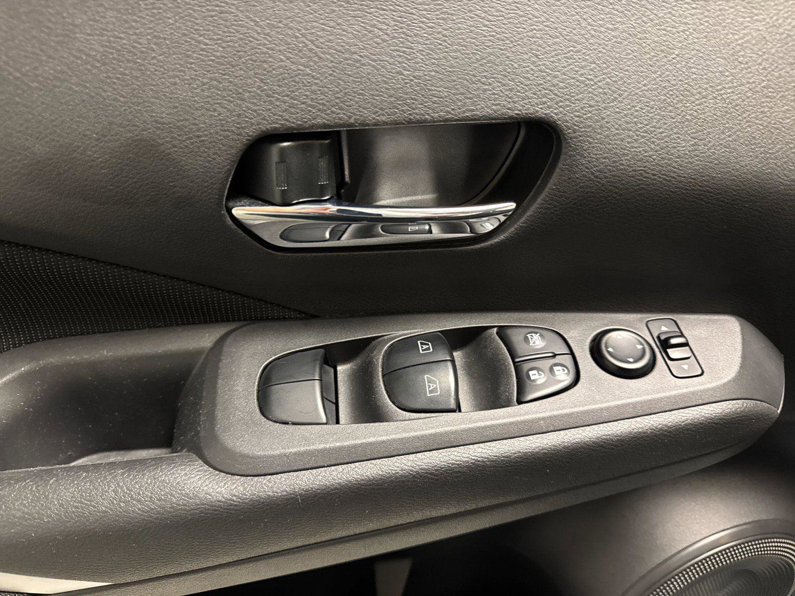 Used 2021 Nissan Kicks SV image 10