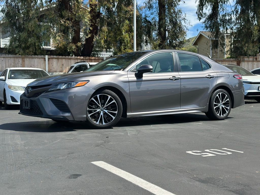Used 2018 Toyota Camry SE image 1
