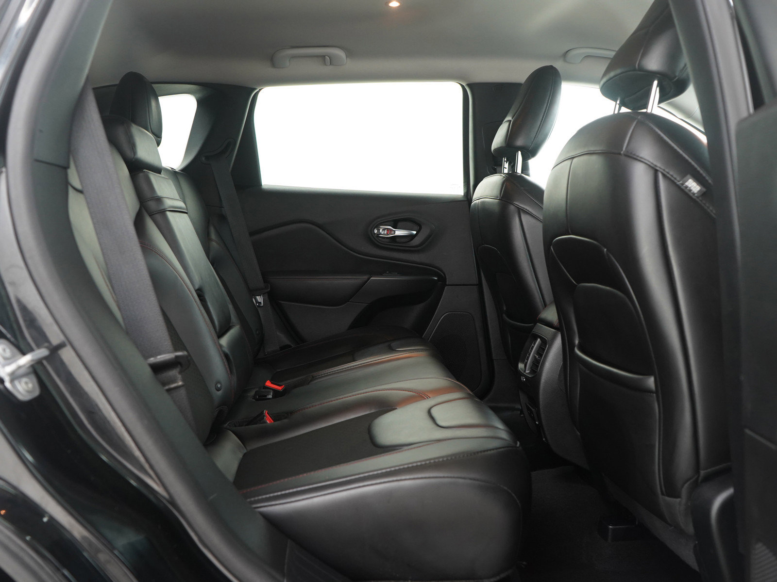 Used 2019 Jeep Cherokee Trailhawk w/ Cold Weather Group image 12