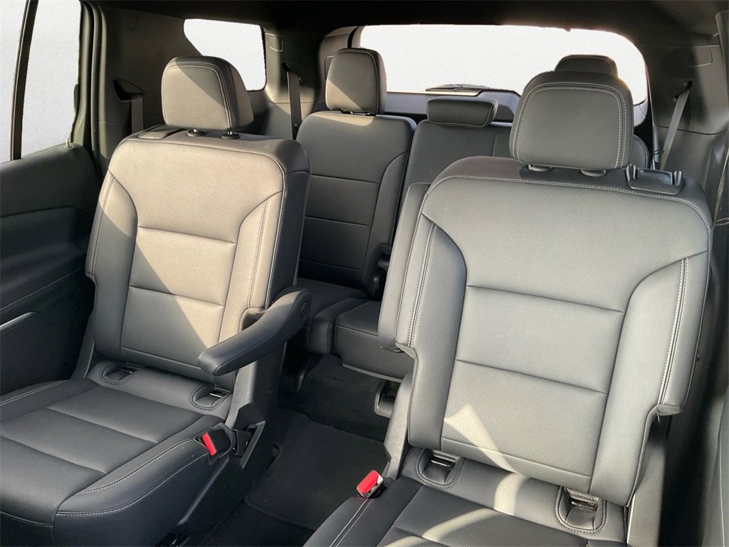 Used 2025 Chevrolet Traverse LT image 9