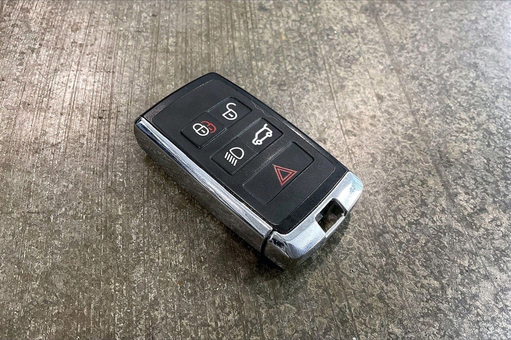 Used 2023 Land Rover Defender 110 X-Dynamic SE image 11