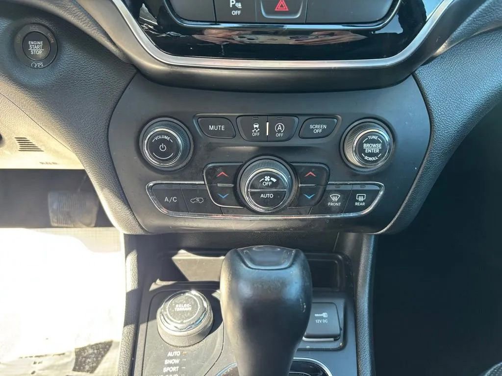 Used 2019 Jeep Cherokee Limited AWD/4WD image 17