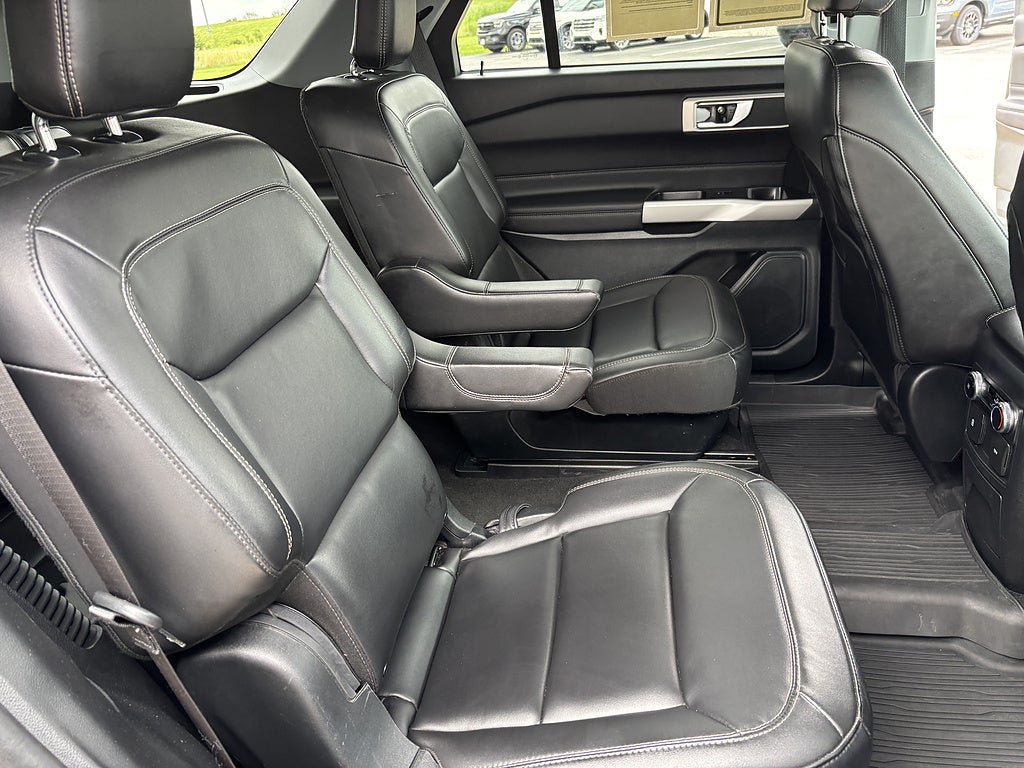 Used 2023 Ford Explorer XLT w/ Equipment Group 202A AWD/4WD image 18