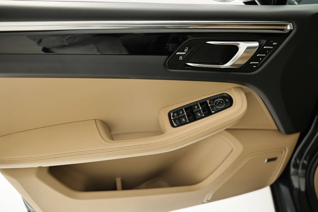 Certified 2026 Porsche Macan AWD/4WD image 18
