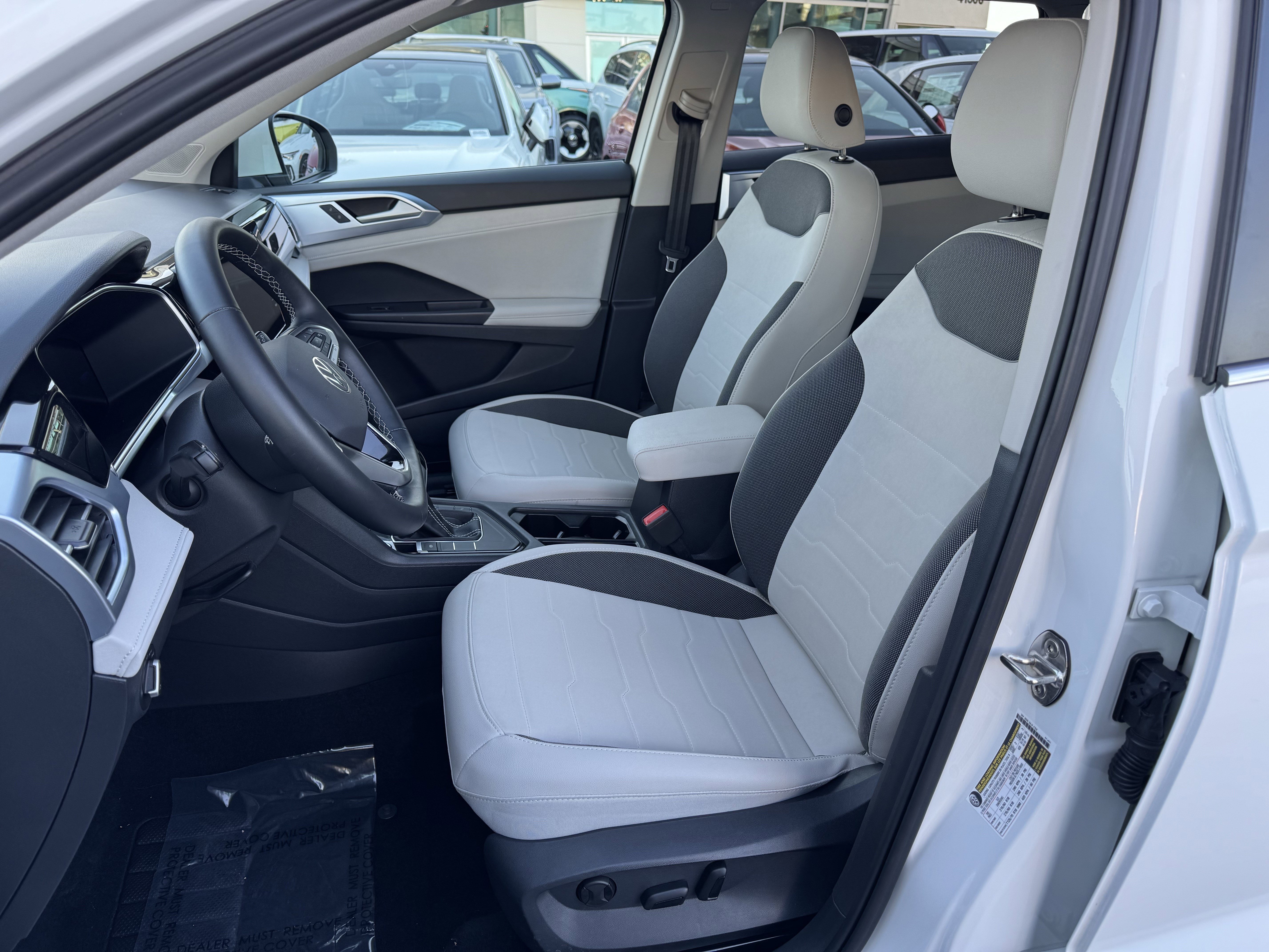 Certified 2025 Volkswagen Taos SE image 15