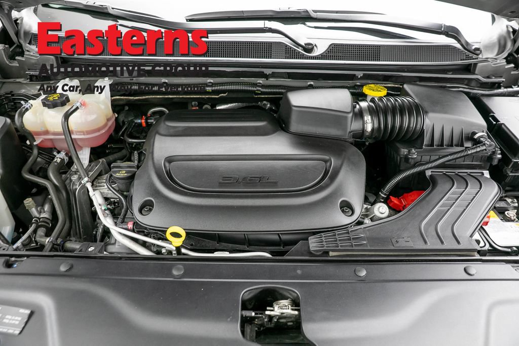 Used 2023 Chrysler Pacifica Touring-L FWD image 7