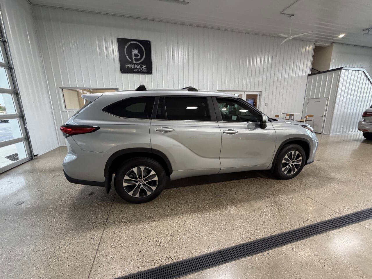 Used 2023 Toyota Highlander XLE image 33
