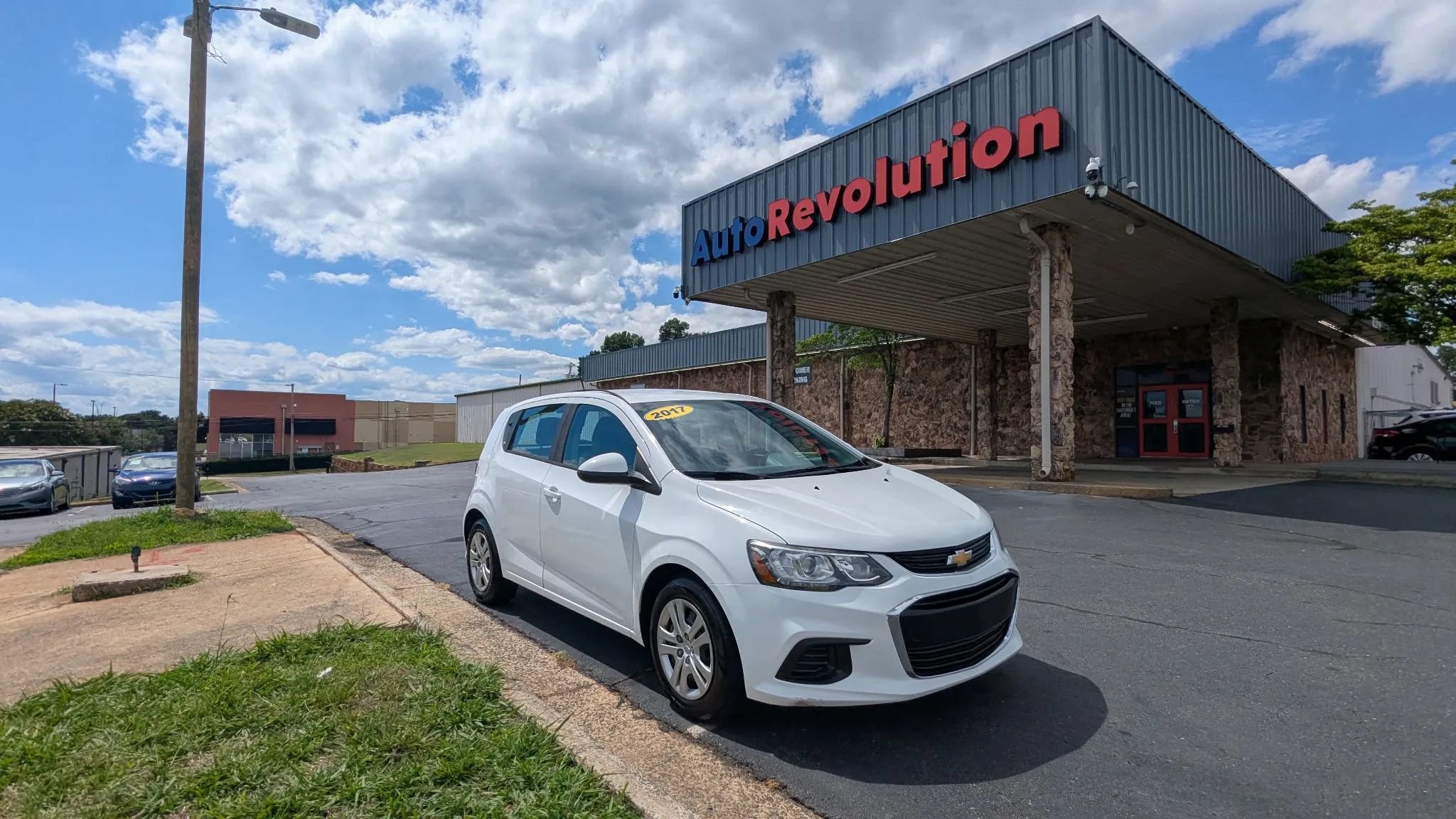 Used 2017 Chevrolet Sonic LT FWD image 1