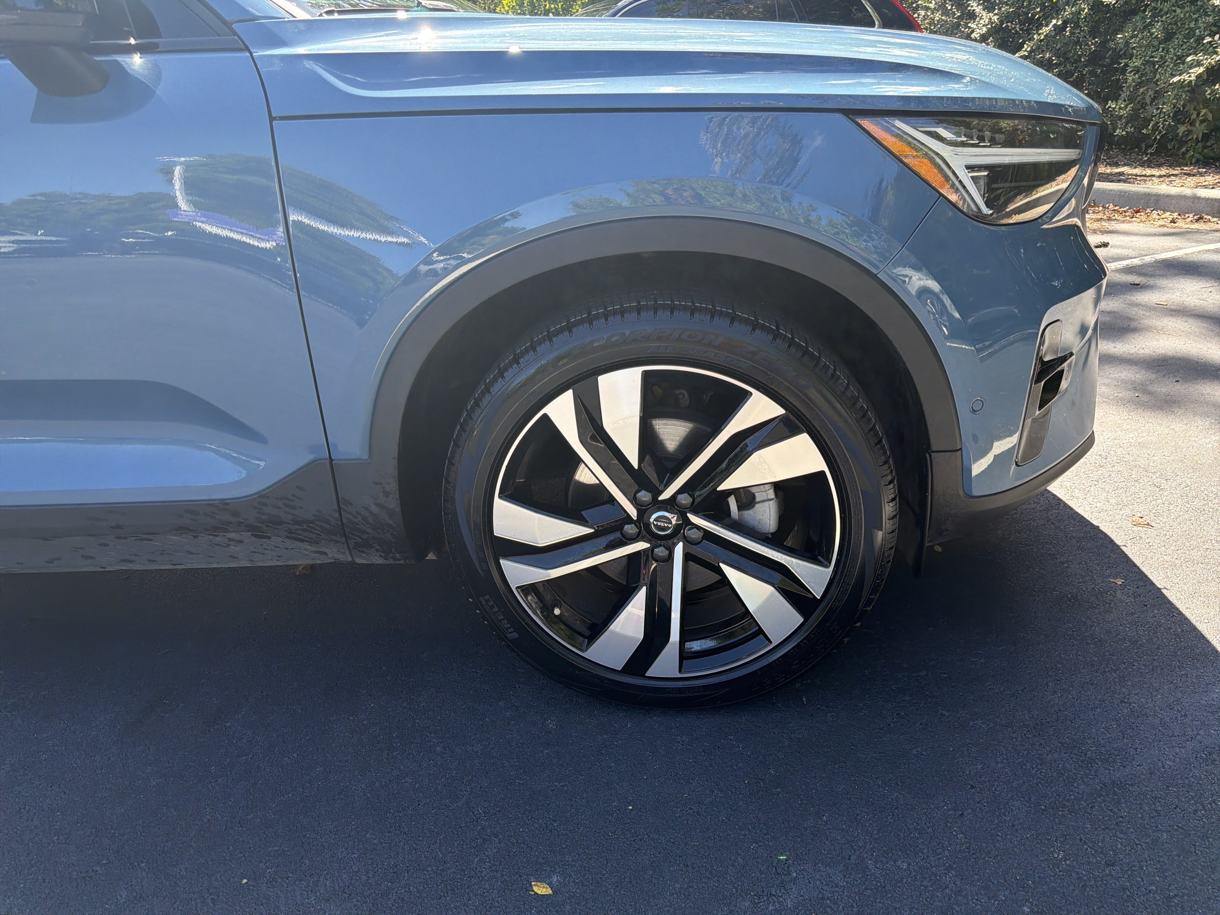 Certified 2024 Volvo XC40 B5 Ultimate w/ Protection Package Premier AWD/4WD image 13