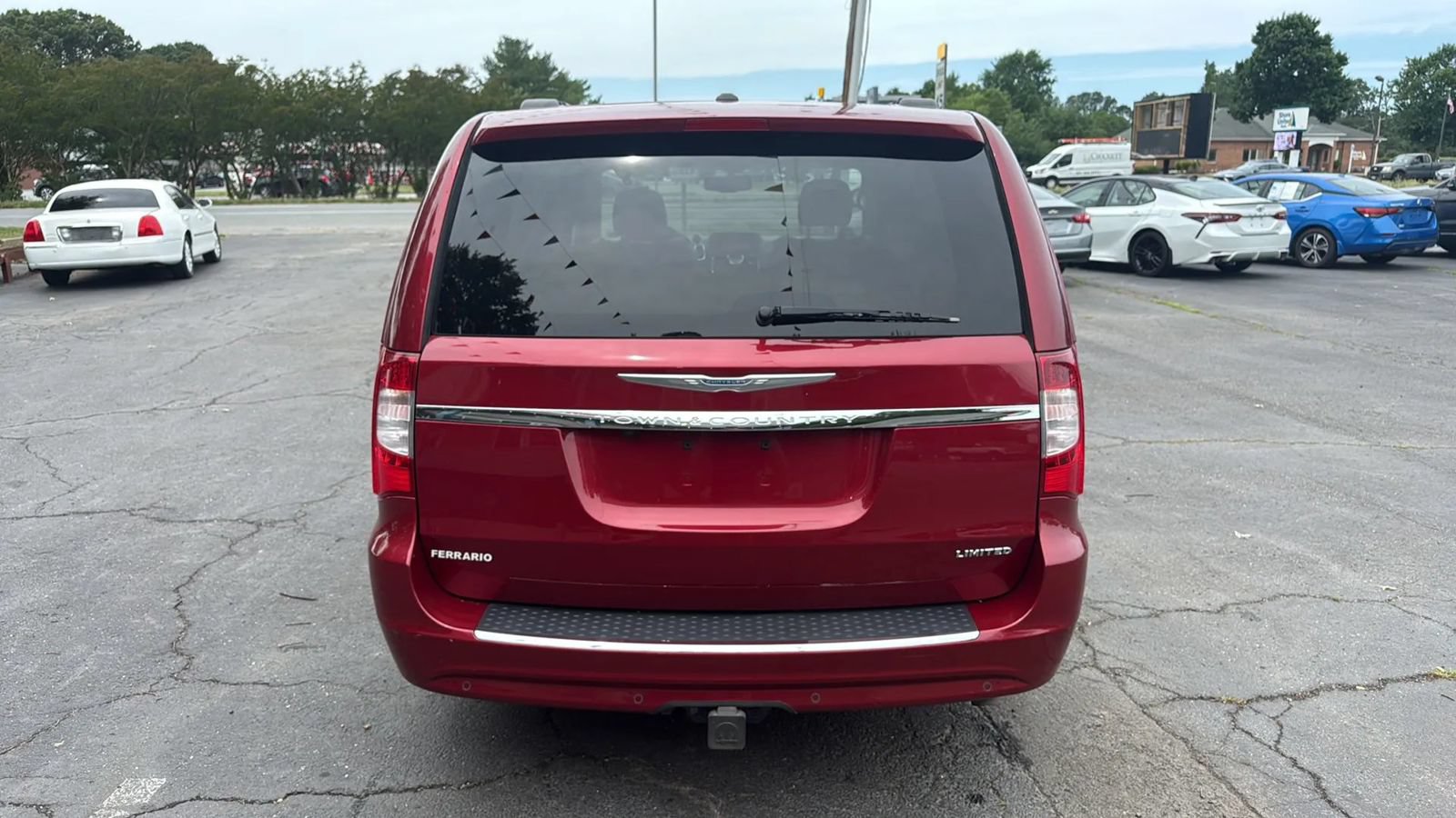 Used 2014 Chrysler Town & Country Limited w/ Luxury Group FWD image 5