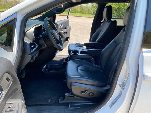 Used 2025 Chrysler Pacifica Select image 14
