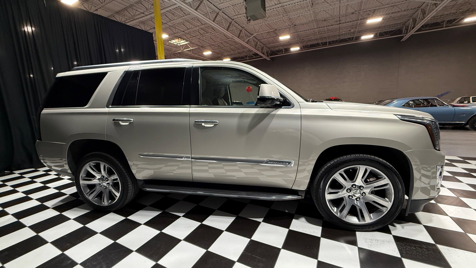 Used 2015 Cadillac Escalade Luxury image 10