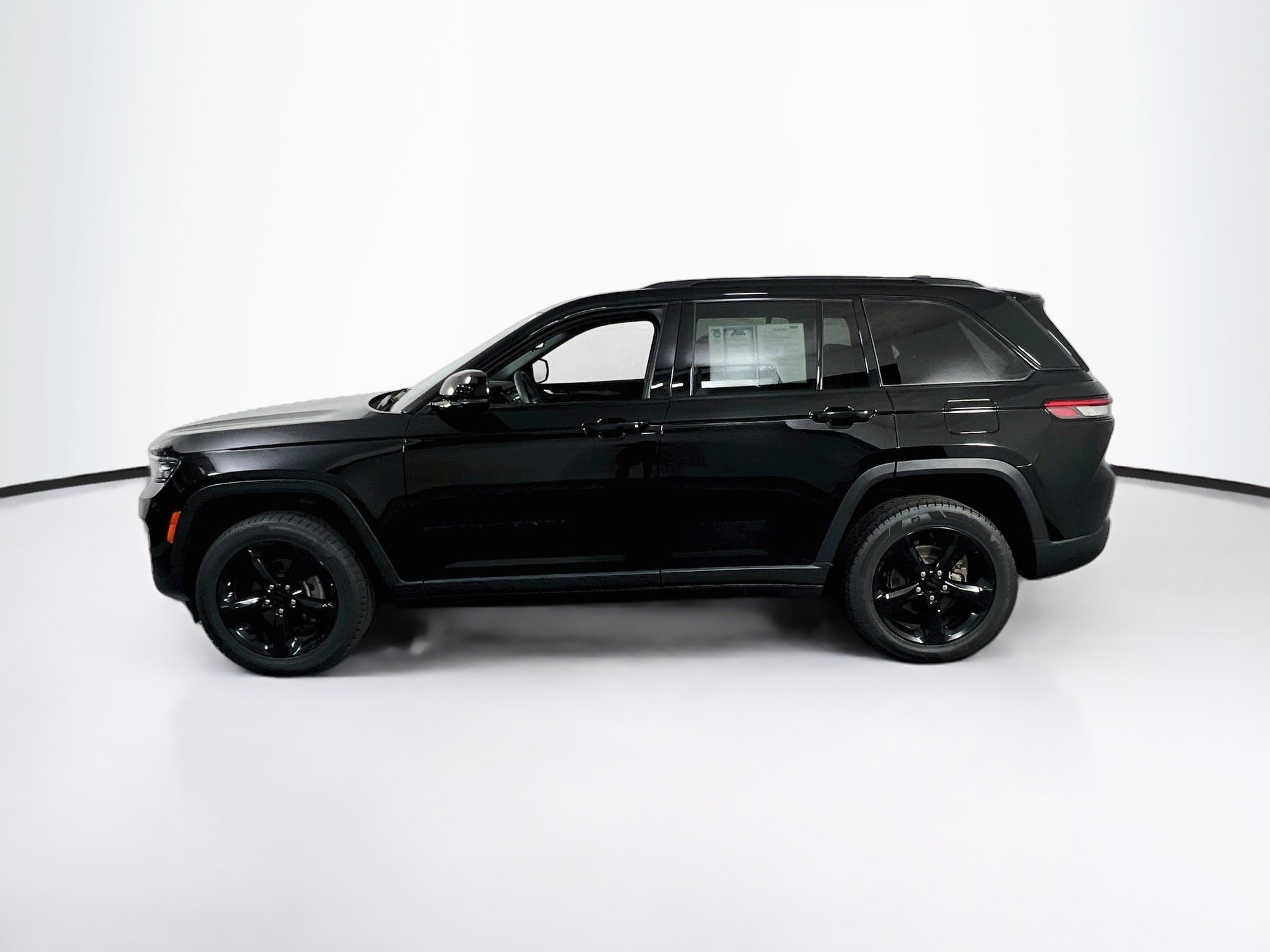 Used 2023 Jeep Grand Cherokee Altitude AWD/4WD image 8