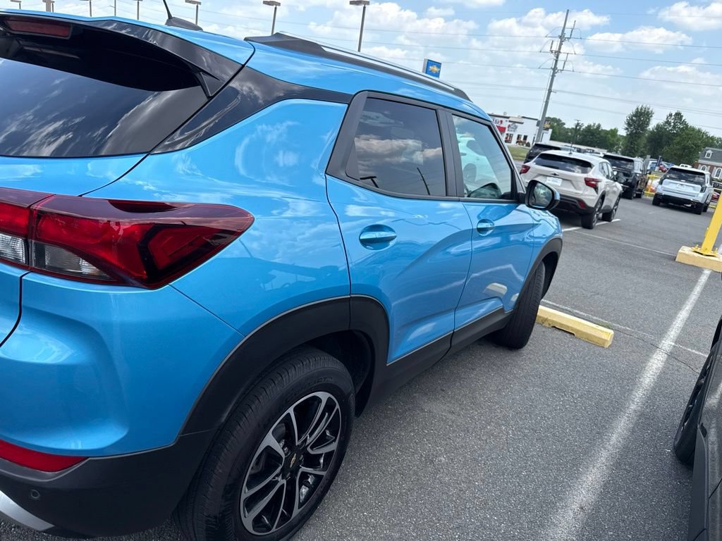 Used 2026 Chevrolet Trax RS w/ Sunroof Package FWD image 2