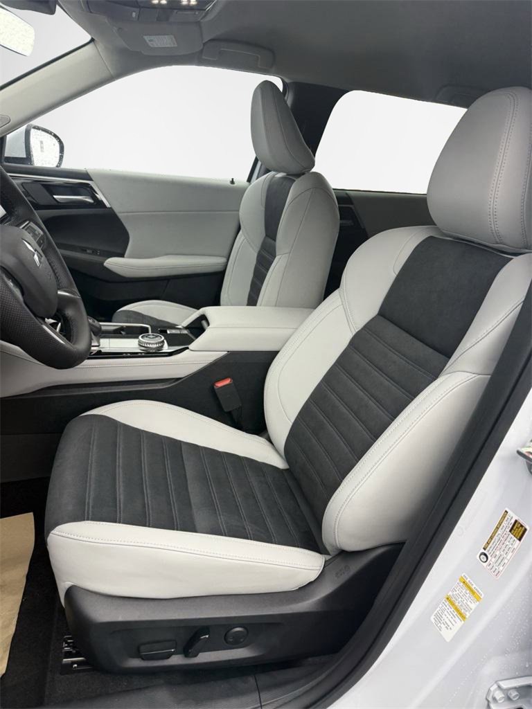 New 2025 Mitsubishi Outlander SE image 15