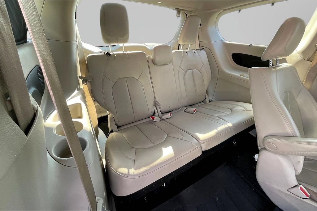 Used 2021 Chrysler Pacifica Touring-L w/ Uconnect Theater Family Group FWD image 26