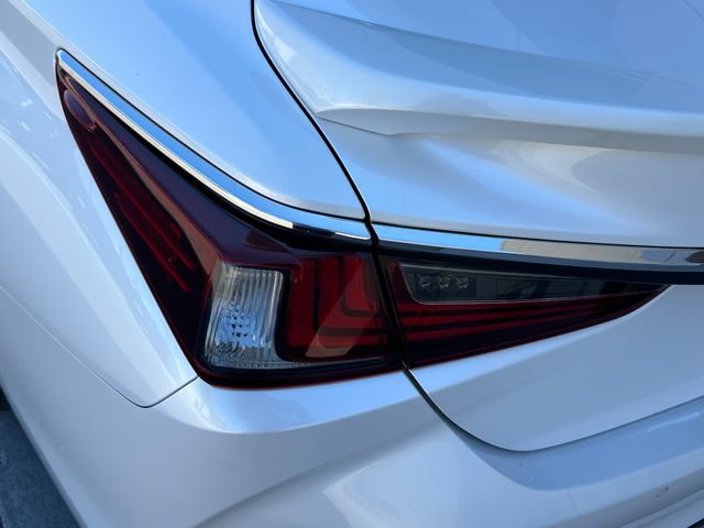 Used 2025 Lexus ES 300h w/ Premium Package FWD image 19