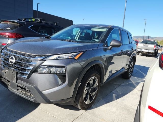 Used 2024 Nissan Rogue SV image 2