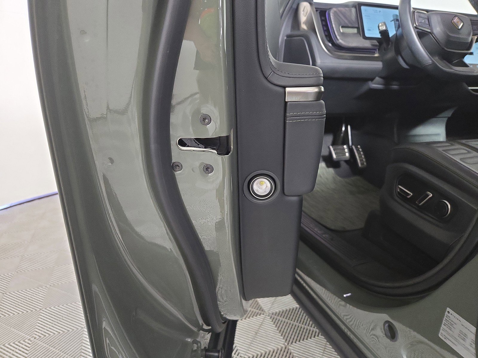 Used 2023 Rivian R1S Launch Edition AWD/4WD image 32