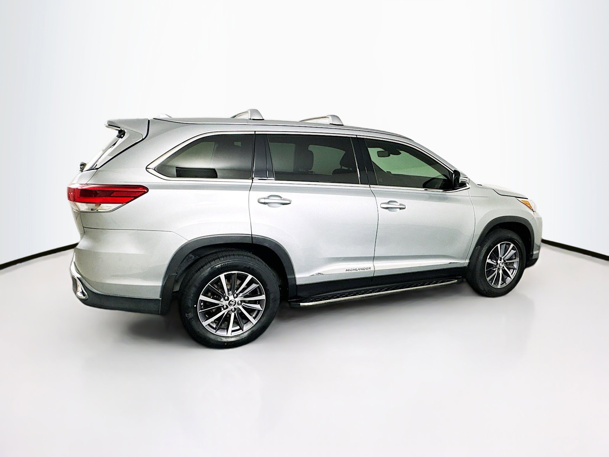 Used 2019 Toyota Highlander XLE FWD image 10