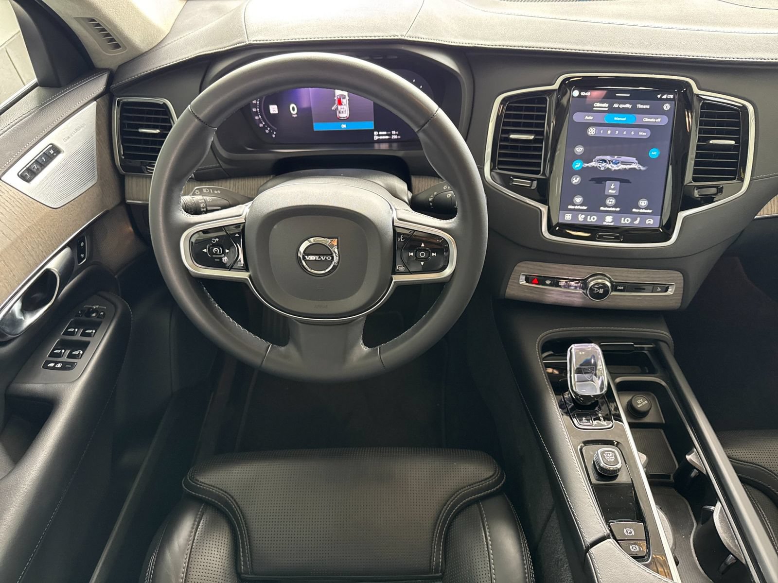 Certified 2024 Volvo XC90 T8 Ultimate w/ Lounge Package AWD/4WD image 18