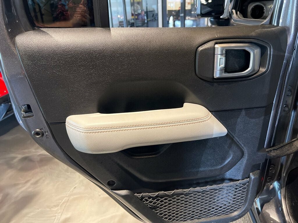 Used 2021 Jeep Gladiator Overland AWD/4WD image 14
