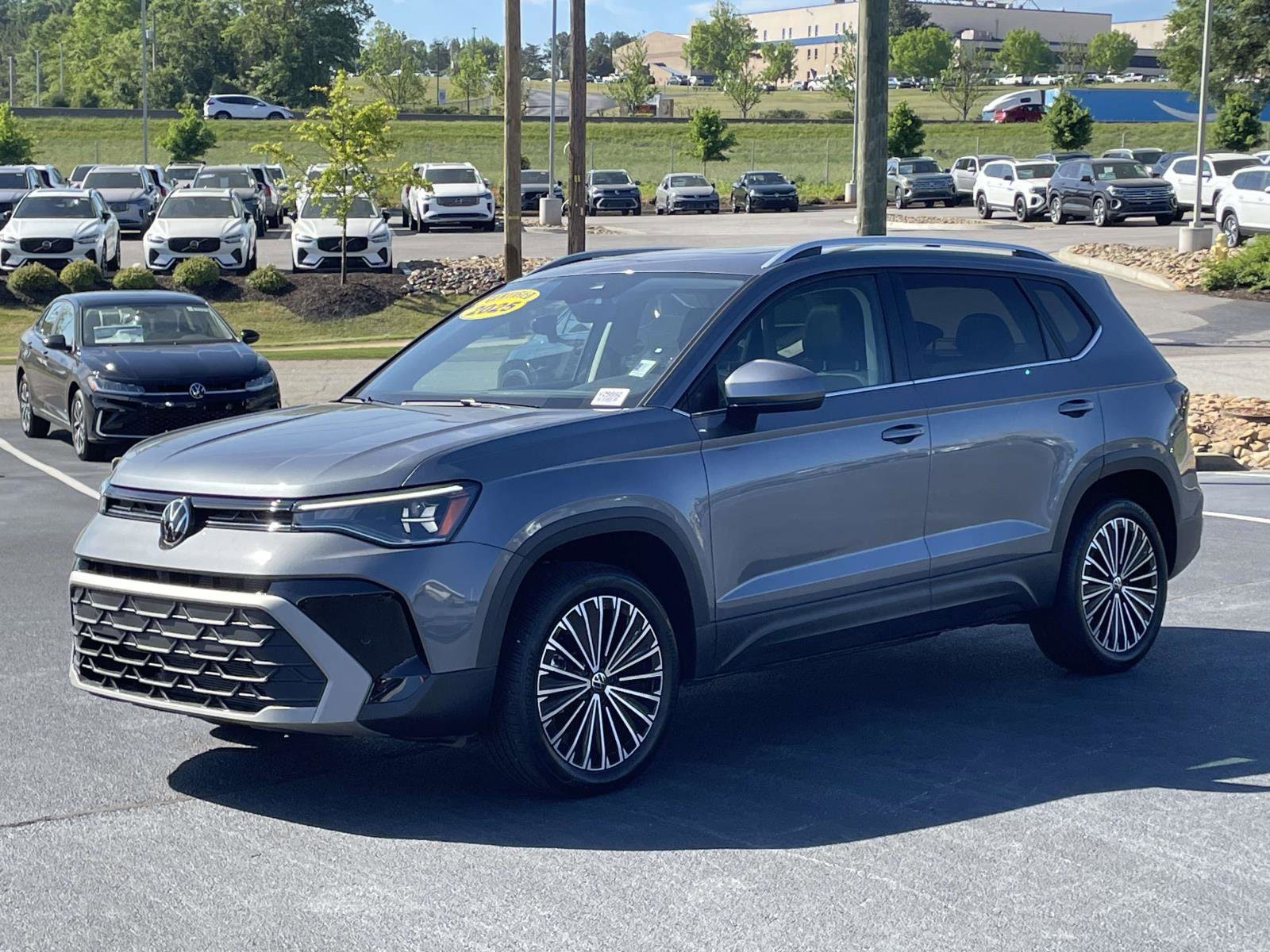 Used 2025 Volkswagen Taos SE w/ Panoramic Sunroof Package FWD image 3