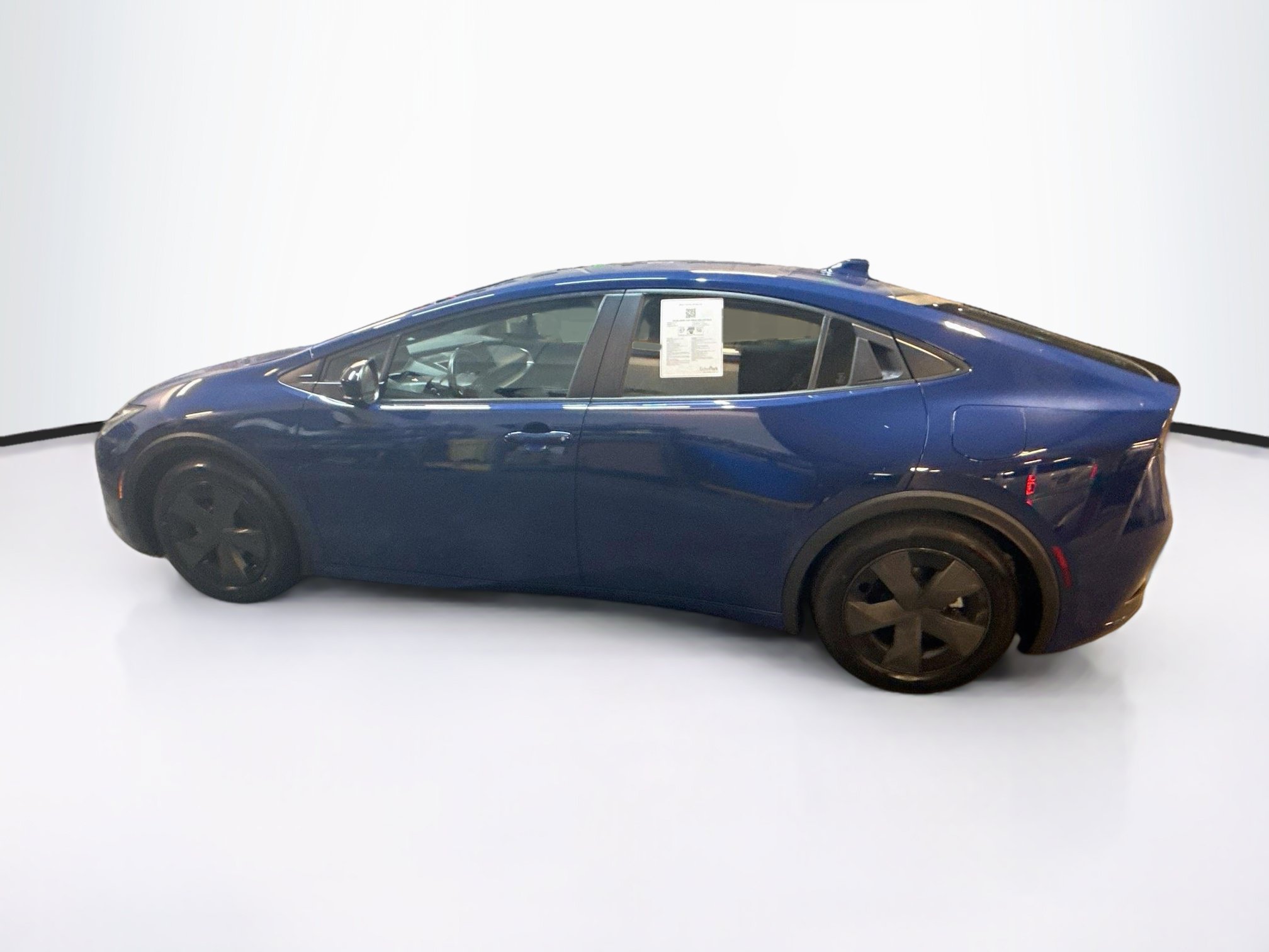 Used 2025 Toyota Prius LE FWD image 4