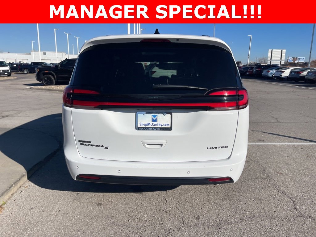 Used 2025 Chrysler Pacifica Limited image 4