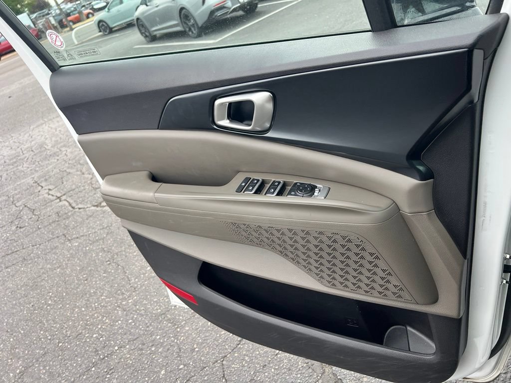 Used 2025 Kia Carnival FWD image 18