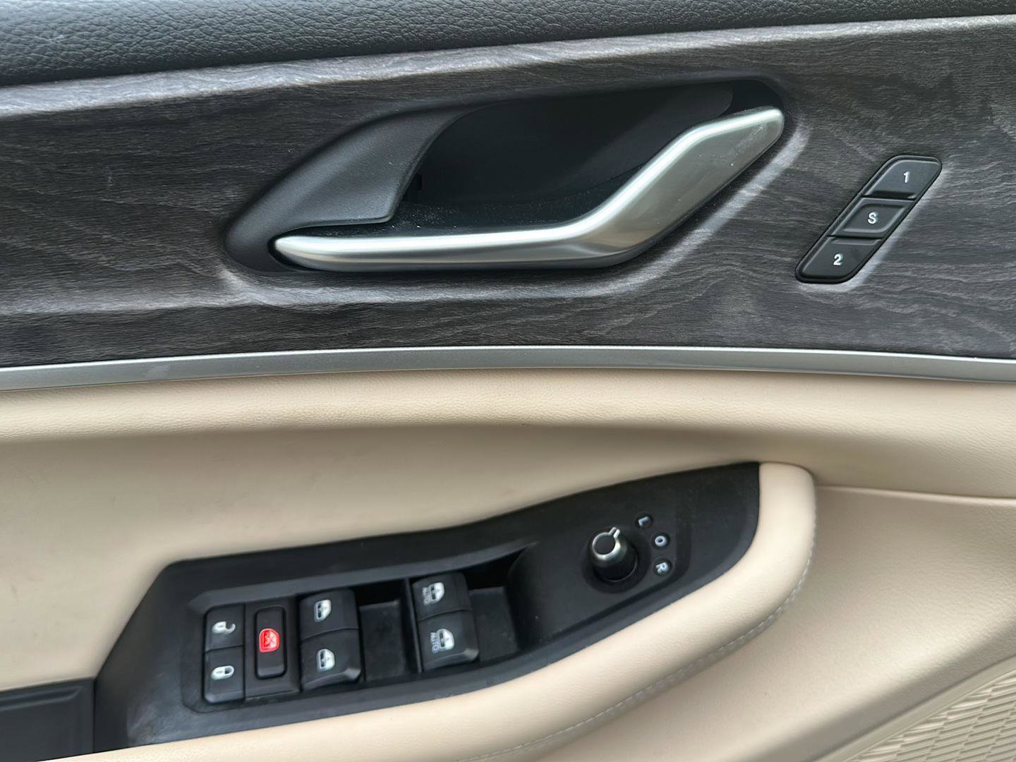 Used 2023 Jeep Grand Cherokee Limited w/ Luxury Tech Group II image 12