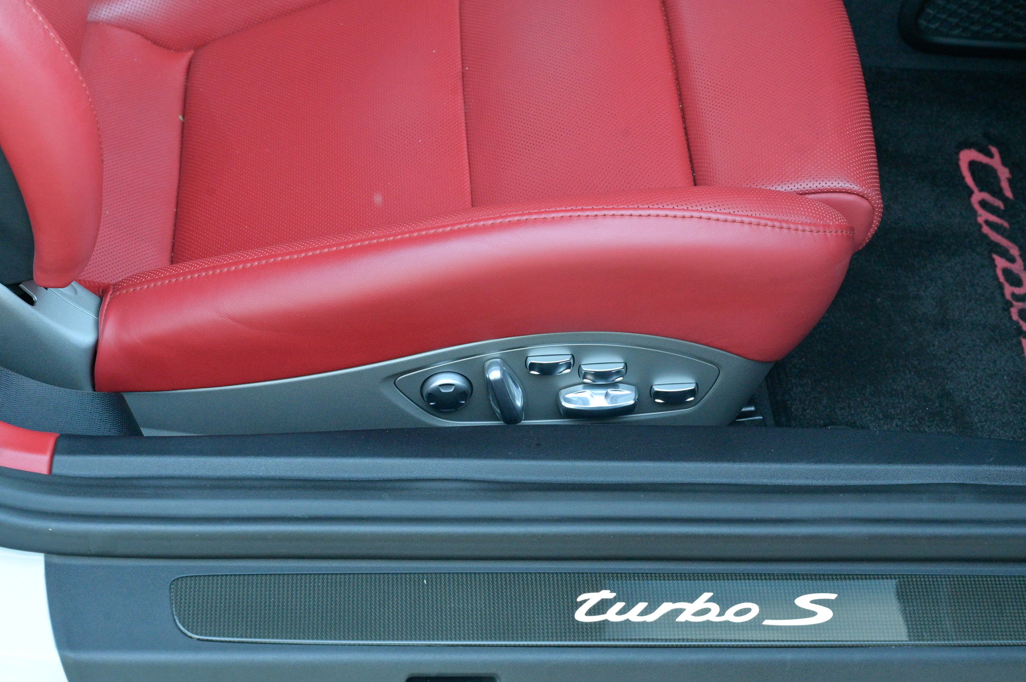 Used 2015 Porsche 911 Turbo S image 39