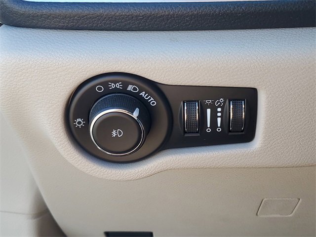 Used 2023 Chrysler Pacifica Limited image 21