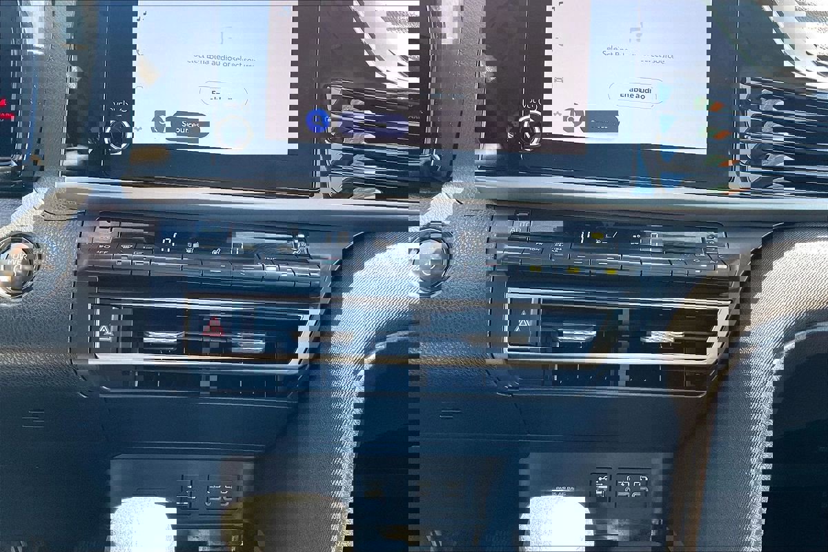 Used 2025 Toyota Camry LE image 4