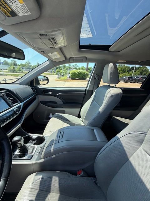 Used 2016 Toyota Highlander Limited AWD/4WD image 3