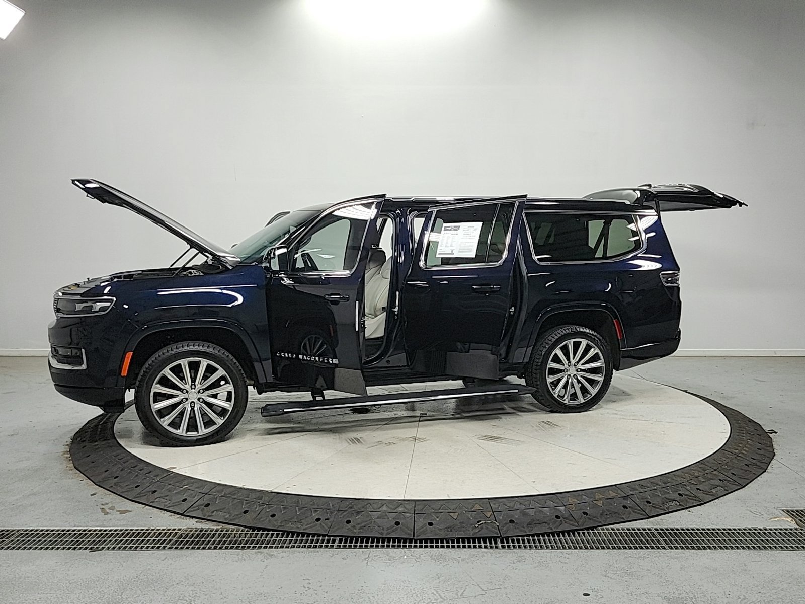 Used 2023 Jeep Grand Wagoneer L Series II w/ Convenience Group III AWD/4WD image 17