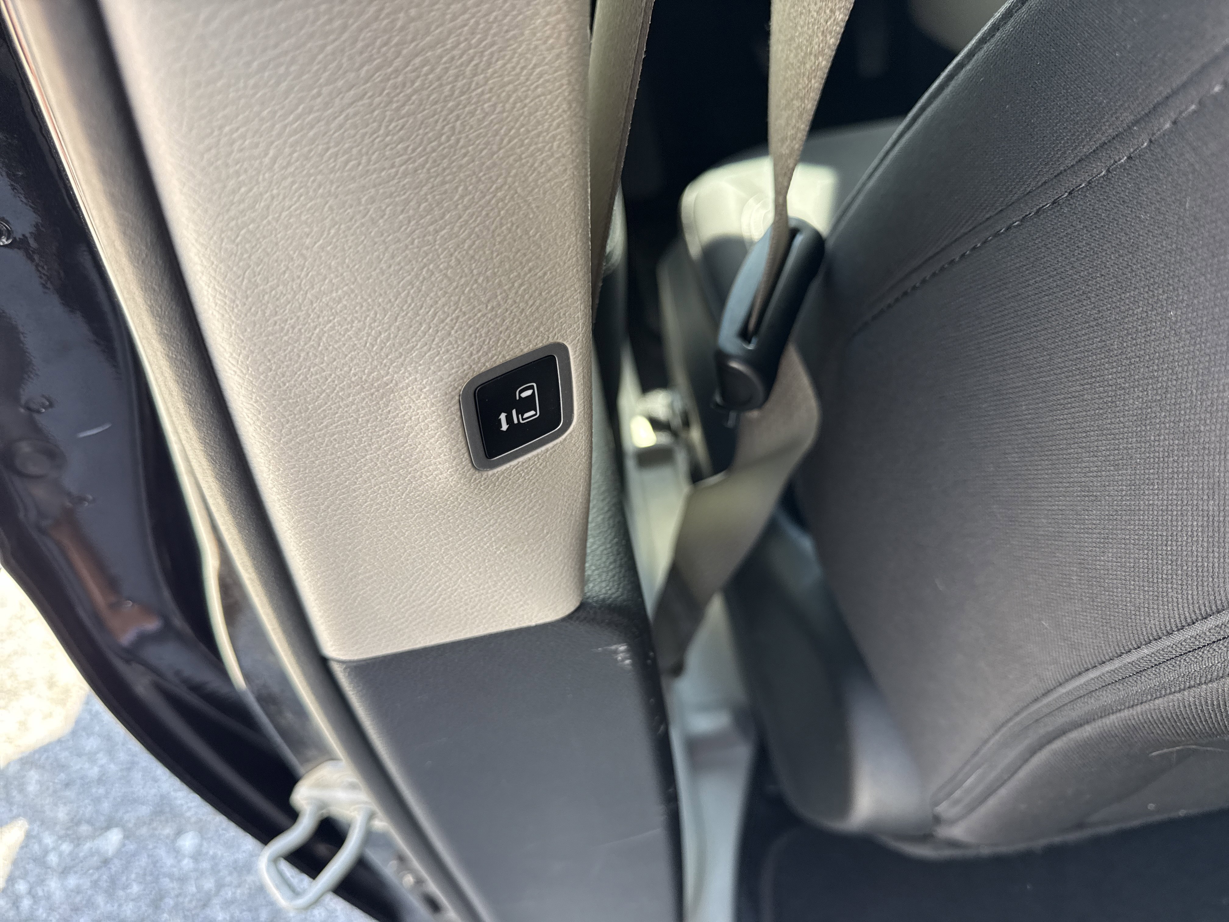 Used 2022 Chrysler Voyager LX image 14