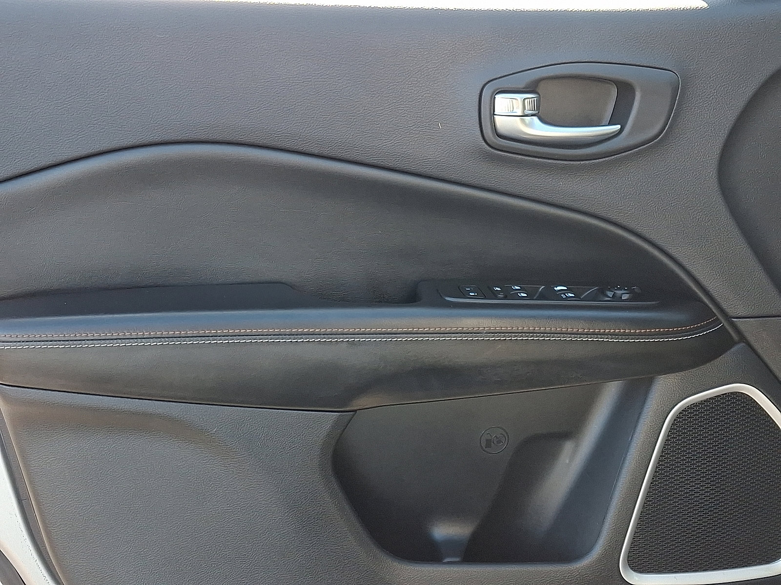 Used 2020 Jeep Compass Latitude w/ Cold Weather Group image 13