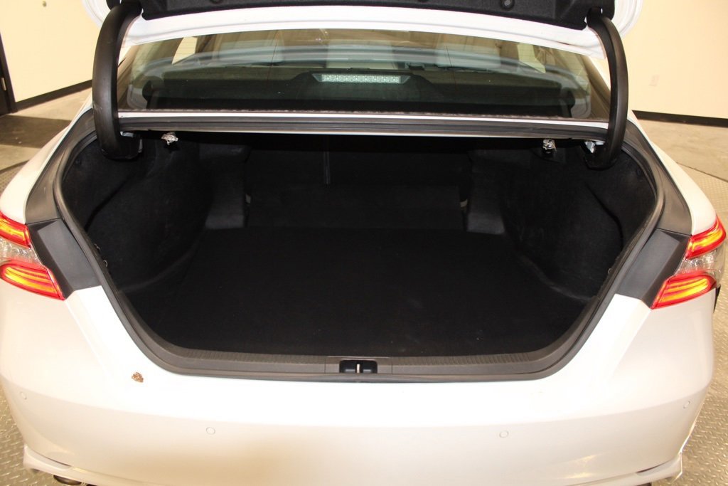 Used 2018 Toyota Camry XSE image 32